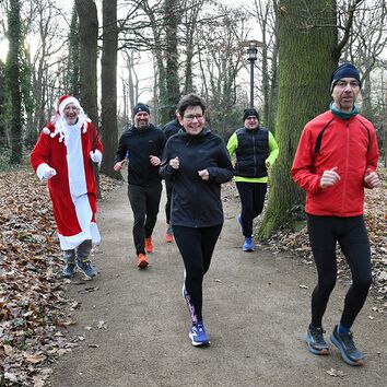 Der Weihnachtsmann schickte die Läufer beim Weihnachtslauf auf die Strecke.