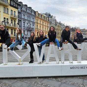 Mia, Nerea, Elisabeth, Maya, Flori, Nele und Frieda (v.l.) vom TV Blau-Gelb 90 Bad Düben in Karlovy Vary.