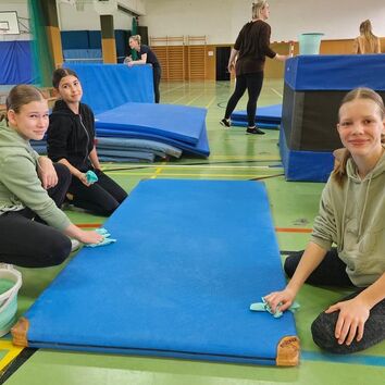 Subbotnik in und vor der Turnhalle.