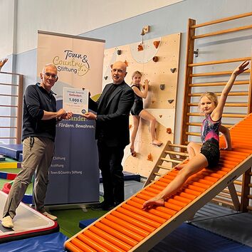 Stiftungsbotschafter Thomas Wötzel (rechts), Geschäftsführer der HIS Haus- & Industrieservice GmbH überreicht den Stiftungspreis an TV90-Vorsitzenden Steffen Brost)