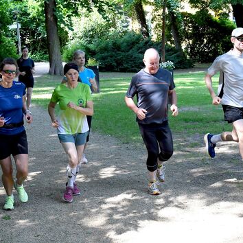 Läuferinnen und Läufer auf der Runde im Kurpark